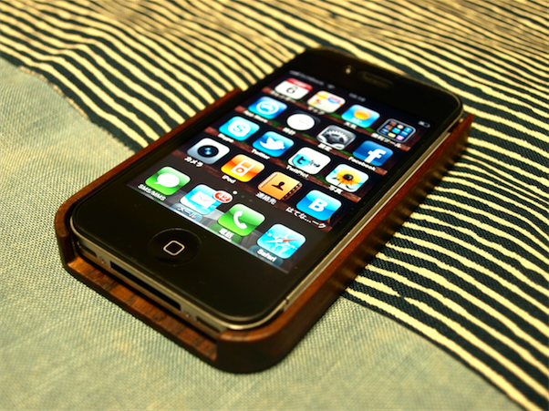iphoneカバーを木製に変えてみた。